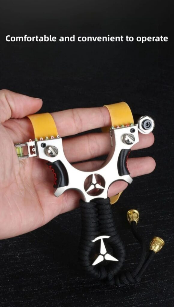 Прашка с лазер BANGSHE KP-B5 в ръка – показан удобен и стабилен захват с компактен размер