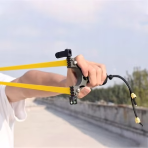 Лазерна прашка с нивелир BANGSHE KP-B4, Здрава ABS рамка, Джобен размер, Подходяща за стрелба на открито 10 Лазерна прашка с нивелир в реално действие