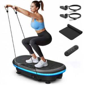 4D Вибрираща платформа MERACH CV55 на бял фон с жена в клек с ластици и показани аксесоари – дистанционно, постелка и ластици