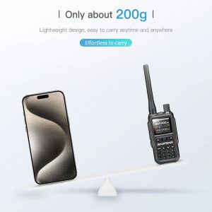 Мини Радиостанция Baofeng UV-5R сравнение на размер и тегло около 200 g до смартфон на балансираща дъска