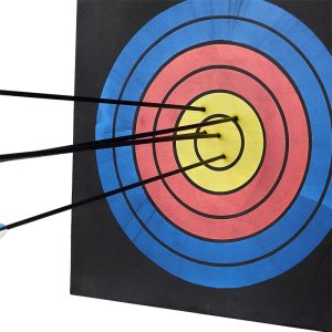 Мишена за стрелба с лък Topаrchery Bowstar EVA с няколко стрели, забити в жълтия център по време на тренировка