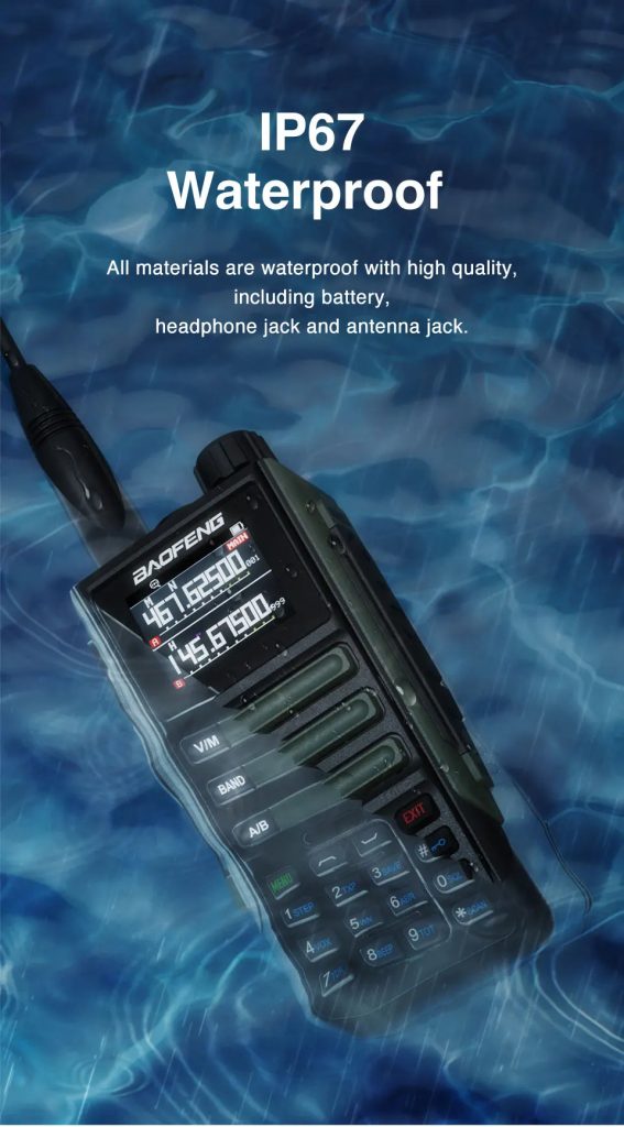 Радиостанция BAOFENG UV16M-V2 и IP67 водоустойчивост, показана радиостанция във водна среда