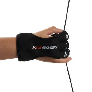 Ръкавица за стрелба с лък TopArchery Black в действие при опъване на тетивата на лък