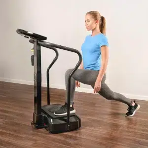 Вибрираща платформа Bluefin Fitness Pro, Вертикални вибрации 14.6 Hz, 500W безшумен мотор, 180 нива на интензивност, 10 автоматични програми, 360° въртяща се плоча, Сензори за калории и BMI, Ръкохватки за стабилност 16 : Вибрираща платформа Bluefin Fitness Pro, жена изпълнява напад с единия крак върху плочата, хванала черната дръжка.