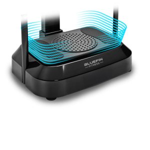 Вибрираща платформа Bluefin Fitness Pro, основа отблизо с релефна масажна повърхност и сини линии, показващи вибрациите.