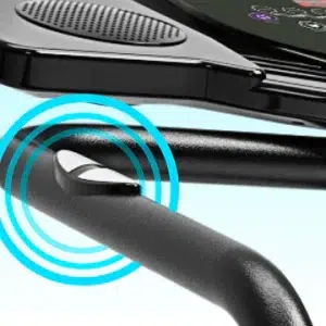 Вибрираща платформа Bluefin Fitness Pro, Вертикални вибрации 14.6 Hz, 500W безшумен мотор, 180 нива на интензивност, 10 автоматични програми, 360° въртяща се плоча, Сензори за калории и BMI, Ръкохватки за стабилност 14 Вибрираща платформа Bluefin Fitness Pro, сензор за калории върху дръжката отблизо, маркиран със сини кръгове.