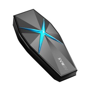 Интерком за каска ASMAX F1s отблизо с фасетиран графитен корпус и светещ в синьо X-образен LED елемент.